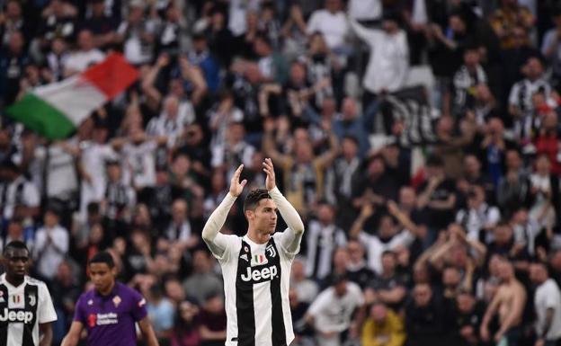 Cristiano Ronaldo aplaude a la afición de la Juventus tras conquistar la liga. 