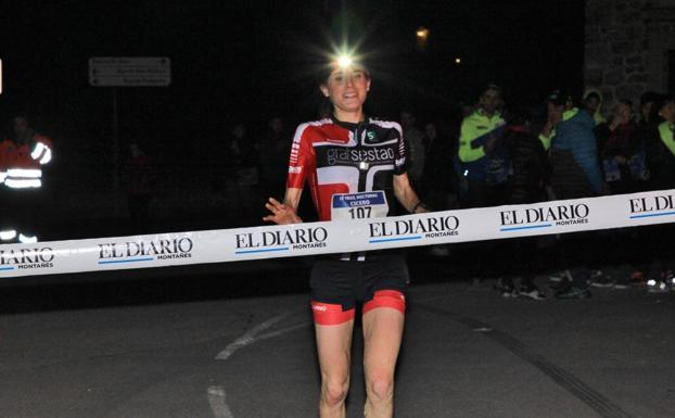 Imagen principal - Ismail Razga y Natalia Gómez brillan en el trail nocturno de Cicero