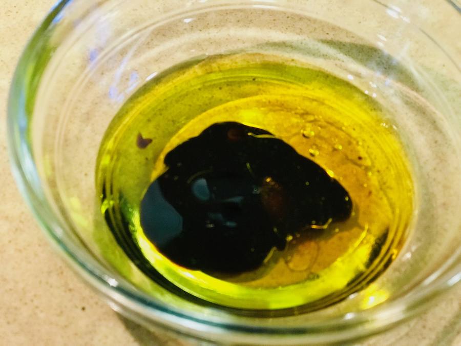 ENSALADA DE VERDEL. 4-En un bol de cristal preparar el aliño de la ensalada. Aceite, vinagre de Módena y sal. 
