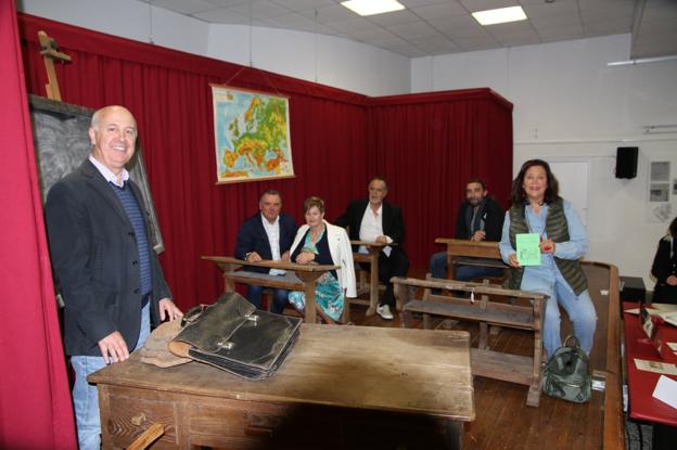 Un grupo de antiguos alumnos, en la recreación de un aula.