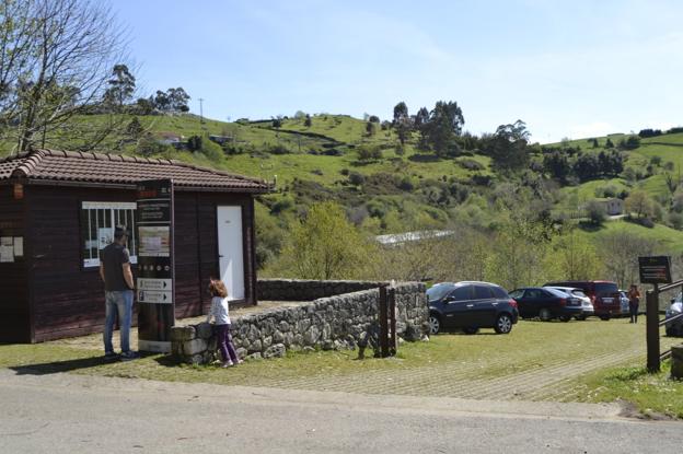 Dos turistas esperan su turno paraa iniciar el recorrido de la cueva. 