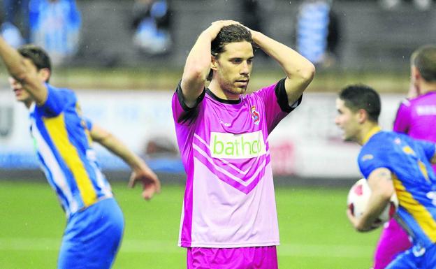 Luis Alberto se lamenta después de que la Gimnástica encajase un gol del Durango en Tabira