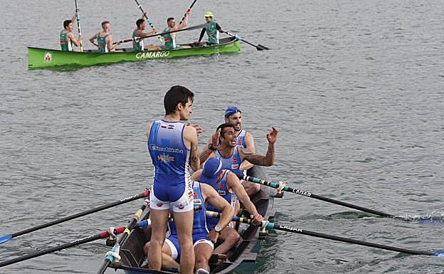 Los remeros de Astillero protestan a los jueces mientras Camargo celebra la victoria