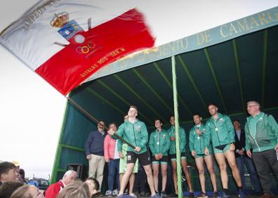 Imagen secundaria 1 - Arriba, un remero de Astillero explica a Camargo que las protestas no son contra ellos. Abajo, Camargo ondea la bandera. Y la luna rota de la furgoneta Federativa.