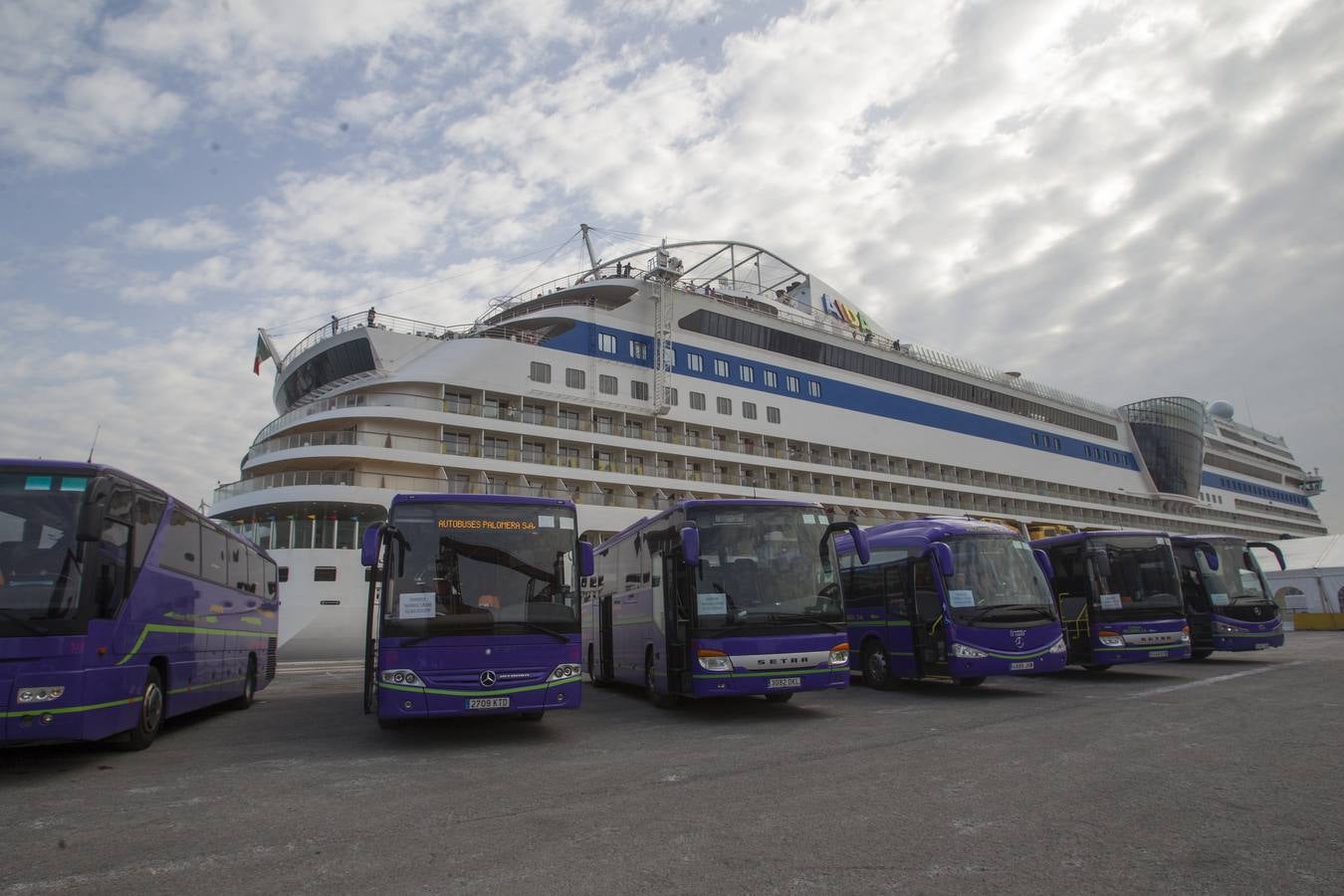 Más de 2.500 cruceristas, en su mayoría alemanes, han llegado esta mañana a Santander en el barco 'AidaSol', que ha atracado en Raos, debido a su enorme volumen. Los turistas han viajado en autobuses hasta Santander y también a otros puntos de la geografía cántabra, como Santillana del Mar, donde pasar este lunes. A las 18.00 horas volverán a embarcar para seguir su viaje rumbo al puerto francés de Le Havre 