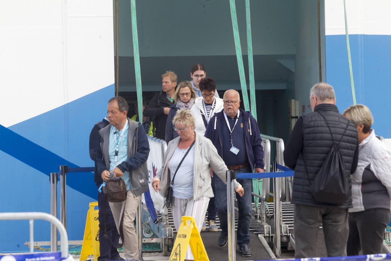 Más de 2.500 cruceristas, en su mayoría alemanes, han llegado esta mañana a Santander en el barco 'AidaSol', que ha atracado en Raos, debido a su enorme volumen. Los turistas han viajado en autobuses hasta Santander y también a otros puntos de la geografía cántabra, como Santillana del Mar, donde pasar este lunes. A las 18.00 horas volverán a embarcar para seguir su viaje rumbo al puerto francés de Le Havre 