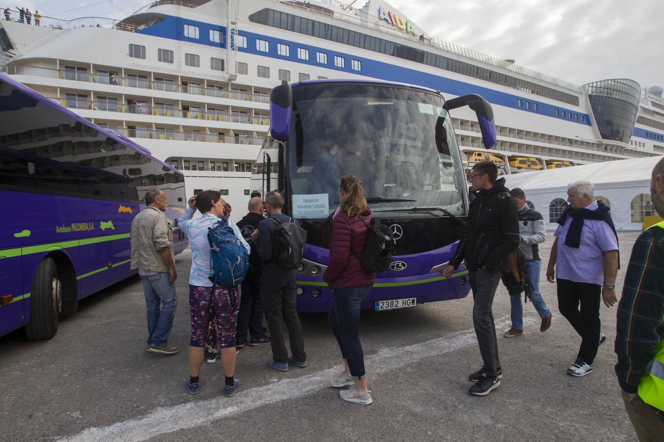 Más de 2.500 cruceristas, en su mayoría alemanes, han llegado esta mañana a Santander en el barco 'AidaSol', que ha atracado en Raos, debido a su enorme volumen. Los turistas han viajado en autobuses hasta Santander y también a otros puntos de la geografía cántabra, como Santillana del Mar, donde pasar este lunes. A las 18.00 horas volverán a embarcar para seguir su viaje rumbo al puerto francés de Le Havre 