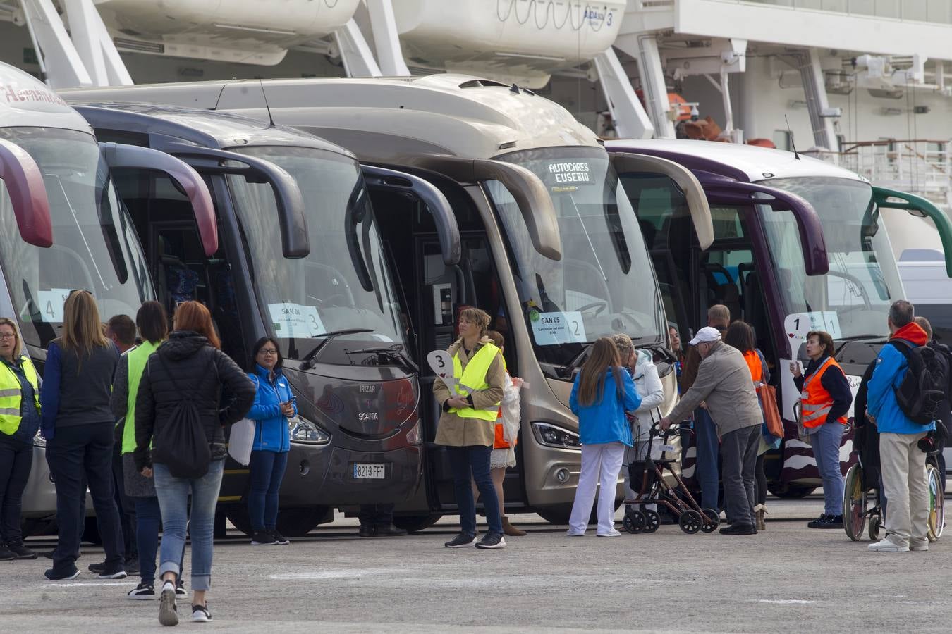 Más de 2.500 cruceristas, en su mayoría alemanes, han llegado esta mañana a Santander en el barco 'AidaSol', que ha atracado en Raos, debido a su enorme volumen. Los turistas han viajado en autobuses hasta Santander y también a otros puntos de la geografía cántabra, como Santillana del Mar, donde pasar este lunes. A las 18.00 horas volverán a embarcar para seguir su viaje rumbo al puerto francés de Le Havre 