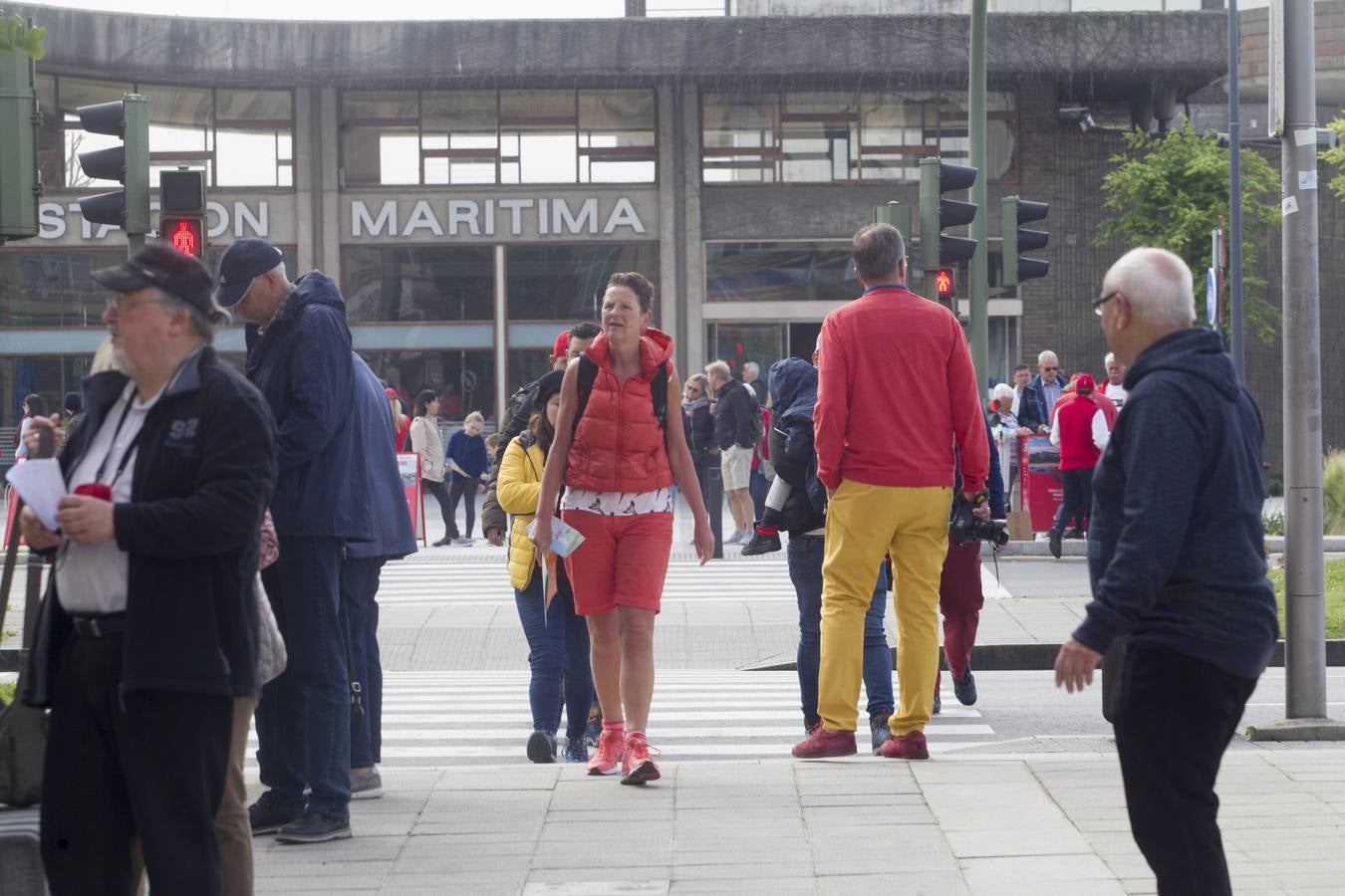 Más de 2.500 cruceristas, en su mayoría alemanes, han llegado esta mañana a Santander en el barco 'AidaSol', que ha atracado en Raos, debido a su enorme volumen. Los turistas han viajado en autobuses hasta Santander y también a otros puntos de la geografía cántabra, como Santillana del Mar, donde pasar este lunes. A las 18.00 horas volverán a embarcar para seguir su viaje rumbo al puerto francés de Le Havre 