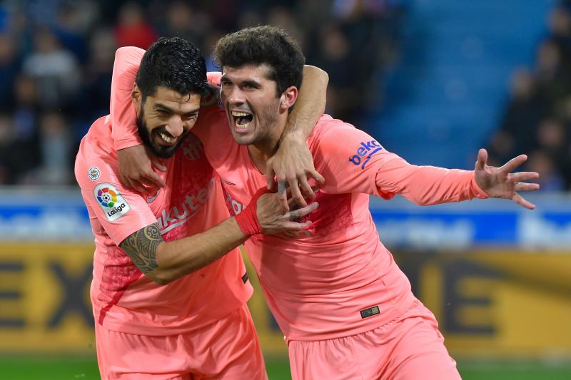 Luis Suárez y Aleña, celebran uno de los goles.