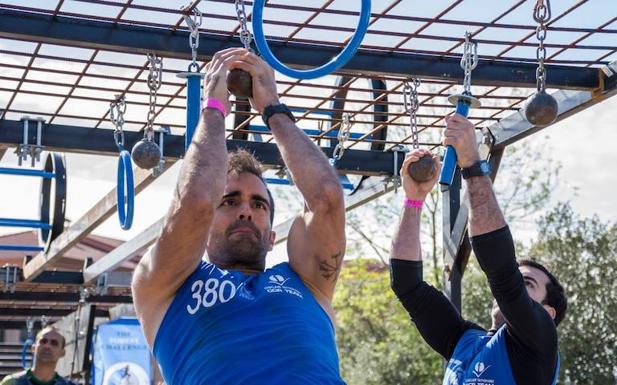 Baldeón en The Forest Challenge, en Sotillo de la Arada superando obstáculos de suspensión. 