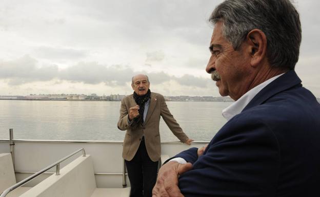 Miguel Ángel Revilla y José María Mazón, al fondo, en el barco al que han subido hoy para reclamar al Estado el apoyo a La Pasiega.