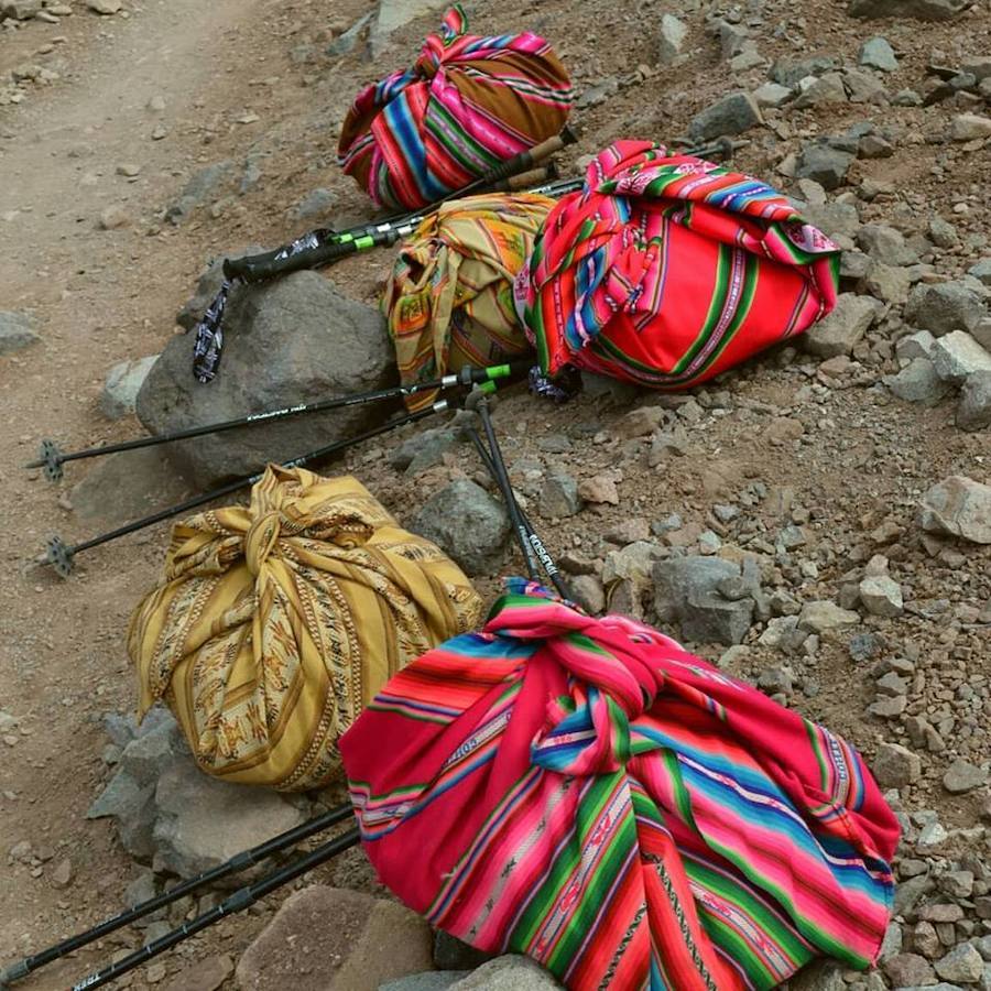 Hace tres años once mujeres indígenas aymaras de entre 22 y 50 años que trabajaban como portadoras ycocineras para montañeros en los campos base y montañismo de Bolivia se unieron para escalar cimasvestidas con su atuendo tradicional para demostrar a quienes no confiaban e ellas que podían llegar a lascumbres. En la imagen, practican el descenso de un glaciar en la montaña Huayna Potosí, situada en elnoroeste de Bolivia, a 25 km de La Paz, provistas de crampones, unos de los materiales de alpinismo yescalada indispensables para poder avanzar por los terrenos helados. Esta cima se alza monolíticamenteentre roca, hielo y nieve hasta los 6.088 metros de altitud.