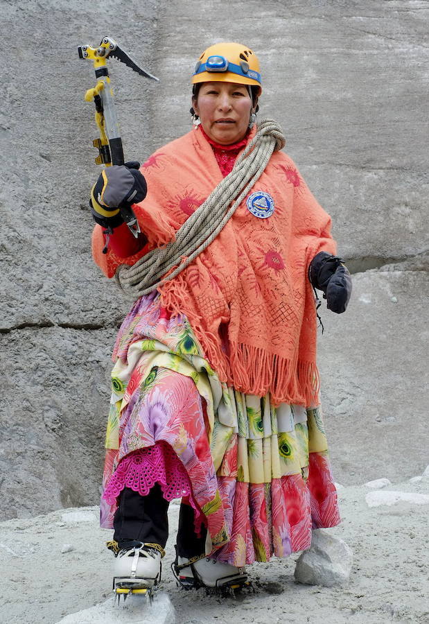 Hace tres años once mujeres indígenas aymaras de entre 22 y 50 años que trabajaban como portadoras ycocineras para montañeros en los campos base y montañismo de Bolivia se unieron para escalar cimasvestidas con su atuendo tradicional para demostrar a quienes no confiaban e ellas que podían llegar a lascumbres. En la imagen, practican el descenso de un glaciar en la montaña Huayna Potosí, situada en elnoroeste de Bolivia, a 25 km de La Paz, provistas de crampones, unos de los materiales de alpinismo yescalada indispensables para poder avanzar por los terrenos helados. Esta cima se alza monolíticamenteentre roca, hielo y nieve hasta los 6.088 metros de altitud.