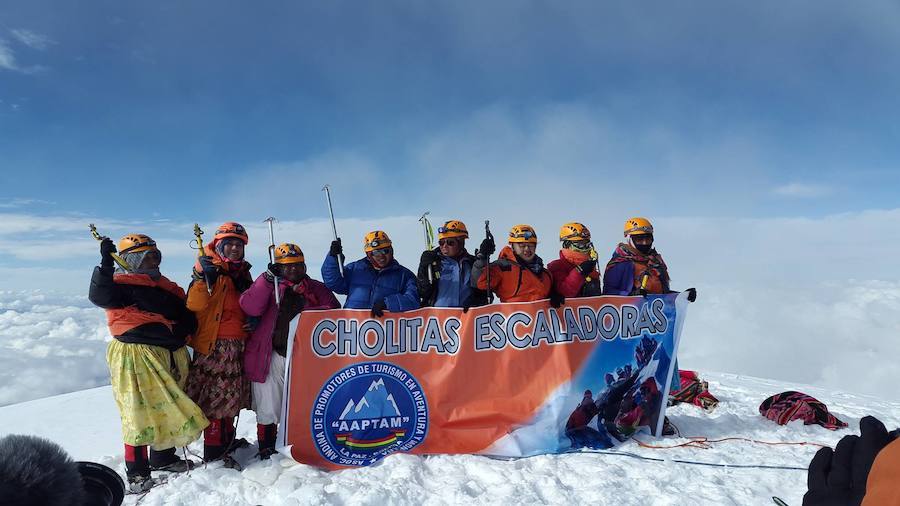 Hace tres años once mujeres indígenas aymaras de entre 22 y 50 años que trabajaban como portadoras ycocineras para montañeros en los campos base y montañismo de Bolivia se unieron para escalar cimasvestidas con su atuendo tradicional para demostrar a quienes no confiaban e ellas que podían llegar a lascumbres. En la imagen, practican el descenso de un glaciar en la montaña Huayna Potosí, situada en elnoroeste de Bolivia, a 25 km de La Paz, provistas de crampones, unos de los materiales de alpinismo yescalada indispensables para poder avanzar por los terrenos helados. Esta cima se alza monolíticamenteentre roca, hielo y nieve hasta los 6.088 metros de altitud.