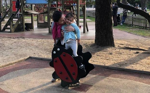 En el parque de juegos madre e hija.