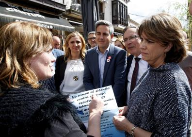 Imagen secundaria 1 - Foto de familia, encuentro con el líder de ciudadanos y reclamación de una ciudadana