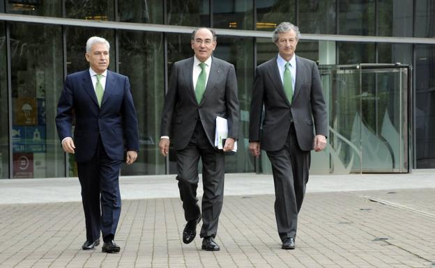 Francisco Martínez Córcoles (i), director general de los Negocios del Grupo; Ignacio Galán (c), presidente de Iberdrola, y José Sainz Armada (d), director general de Finanzas y Recursos.