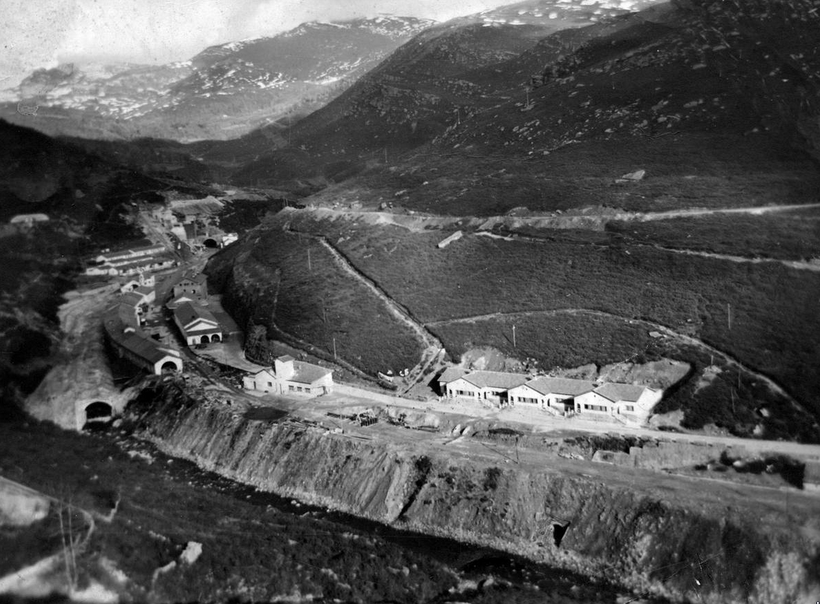 Poblado de La Engaña en la boca sur, junto a la explanación ferroviaria y la canalización del río Engaña.