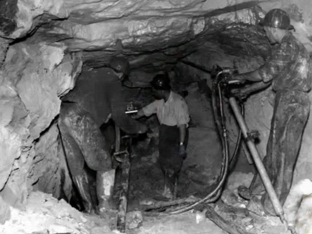 Punto donde se encontraron en abril de 1959 los obreros que avanzaban desde la boca sur con los que llegaban desde la entrada norte del túnel de La Engaña.