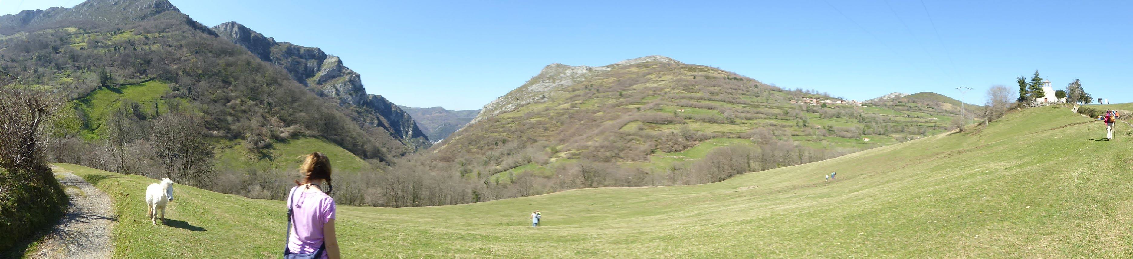 Para muchos aficionados al senderismo este recorrido es incluso más bello que la famosa 'garganta' y, además, el paseo no está muy masificado