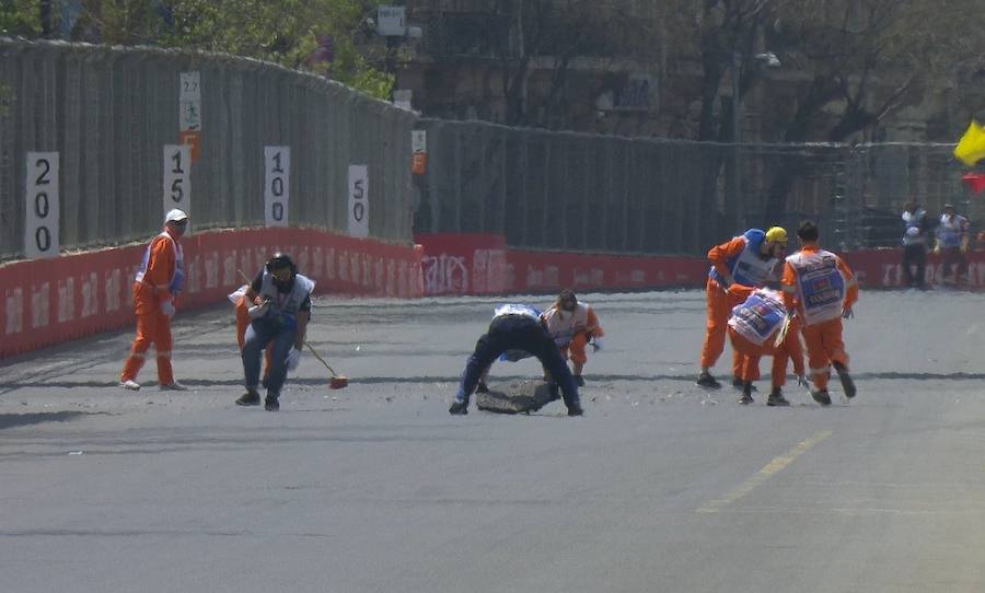 Los operarios fueron revisando una por una todas las alcantarillas tras el incidente. 