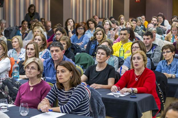 Cerca de 200 profesionales de enfermería acudieron ayer a la asamblea informativa, que debido al aforo se trasladó del Colegio al Hotel Hoyuela. 