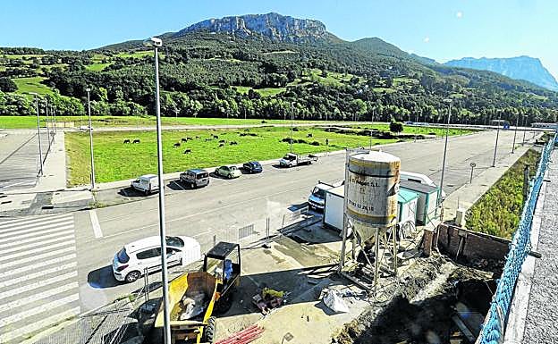 Terrenos sobre los que se quiere levantar la piscifactoría de salmones en el Polígono del Alto Asón.