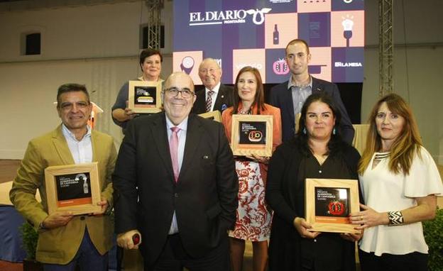 Premiados en la pasada edición, con el consejero de Medio Rural, Pesca y Alimentación, Jesús Oria. 