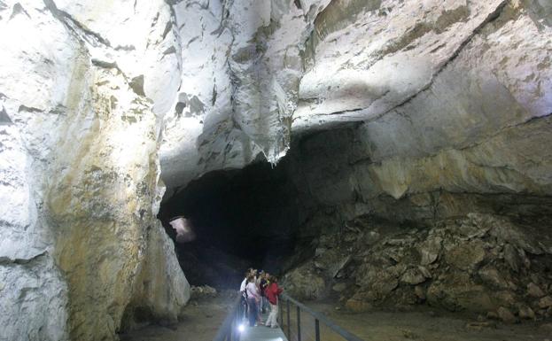 Cueva de Cullalvera, una de las más visitadas esta Semana Santa.