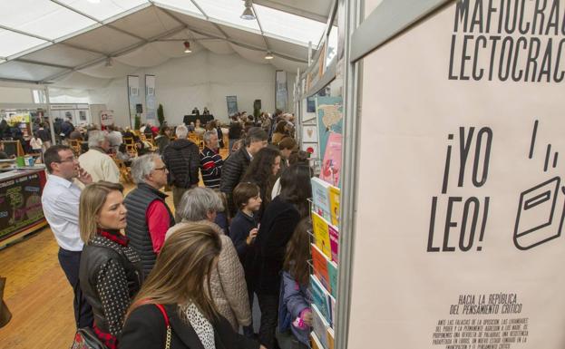 La carpa, instalada de nuevo en la Plaza Alfonso XIII, se convirtió ayer en punto de encuentro de lectores, autores y editores en el primer día de la Feria del Libro. 