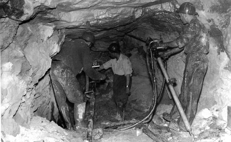 Abril de 1959. Punto de la galería de avance del túnel en el que se encontraron las barrenas del lado de Vega de Pas con las de Valdeporres.