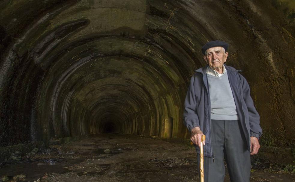 Manolo Pelayo Revuelta (95 años). Vecino de Vega de Pas, trabajó durante diez años como peón y ayudante en las obras del tramo de Yera. Era el décimo de 15 hermanos. Rechazó trabajar dentro del túnel de La Engaña por el «polvillo que había matado a tantos». Posa en la boca norte. 