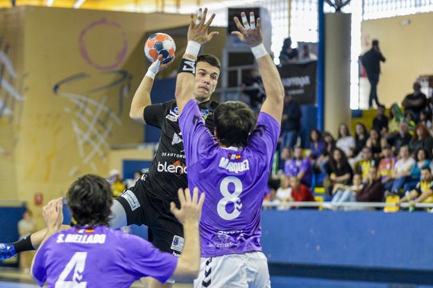 Alberto Pla, en un lance del juego ayer ante el Quabit. :: nacho izquierdo