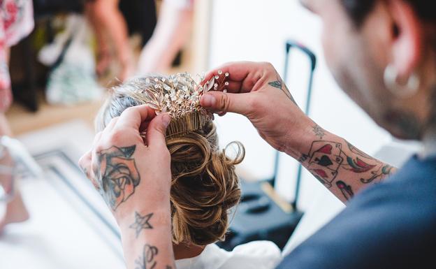 Galería. Imagen de Lucía en el salón de peluquería, el día de su 'Sí, Quiero' con Bjorn, así como otros recuerdos de bodas de ensueño en Cantabria.