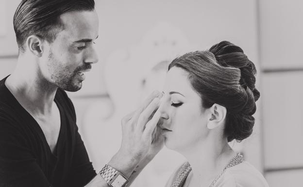 María, una de nuestras novias, en plena sesión de su maquillaje de novia.