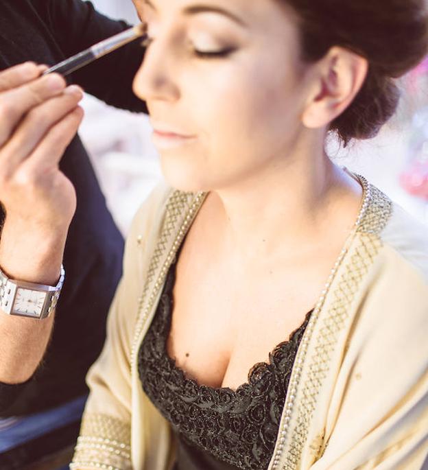 María, preparándose en sesión de maquillaje, en su boda con Carlos.