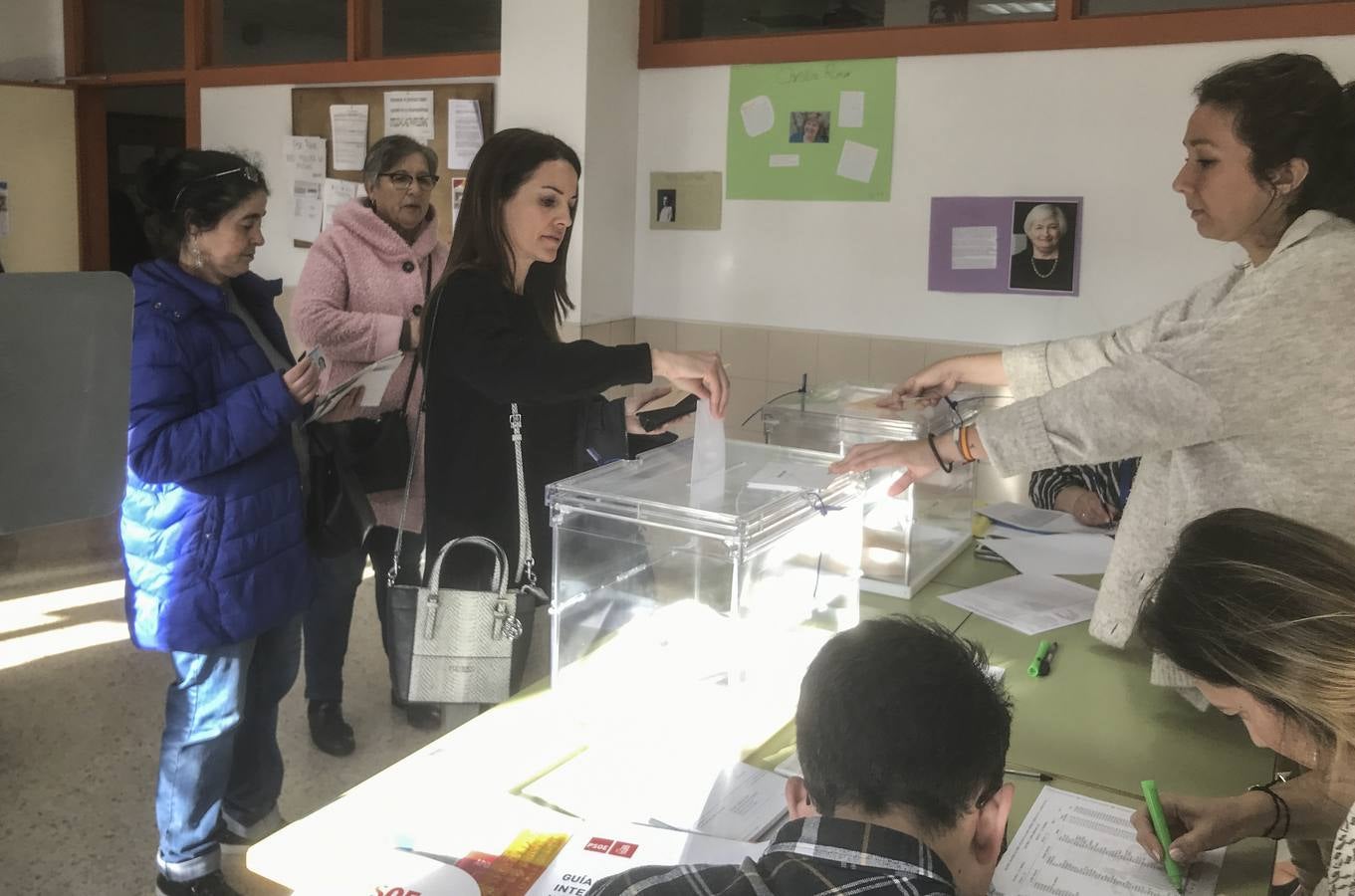 Así están siendo las votaciones en los diferentes colegios de Cantabria.