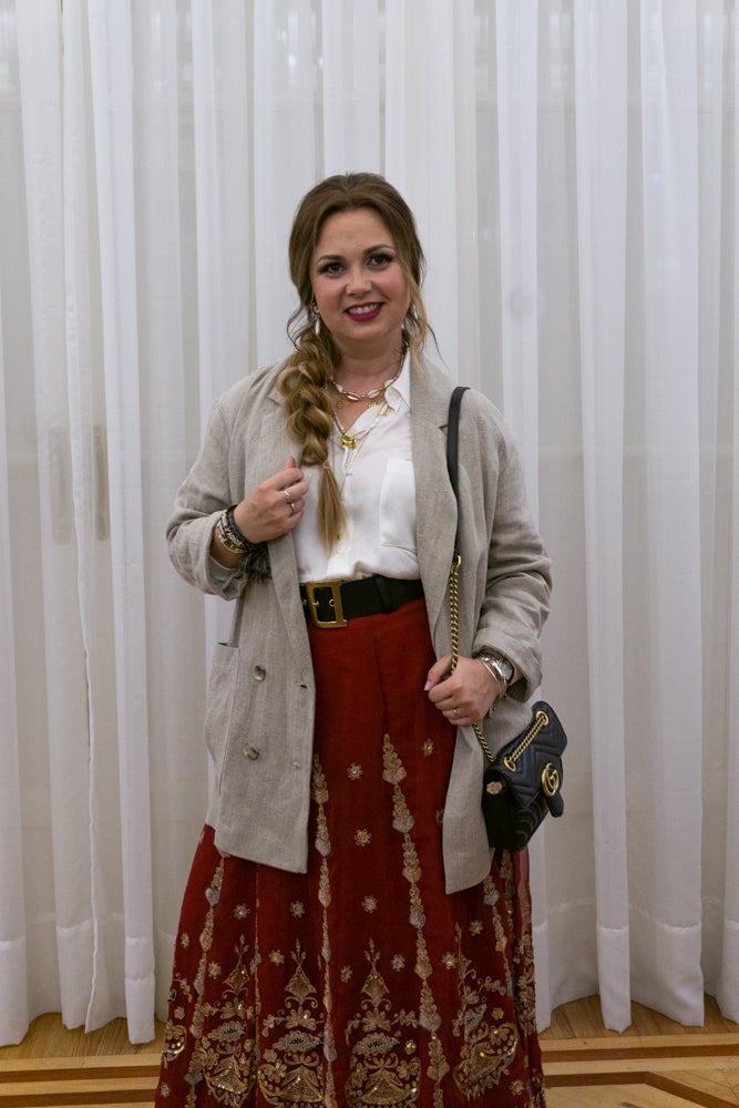 Laura González Quintana. Bloguera e 'influencer'. Falda DosP Collection. Camisa y chaqueta Zara. Cinturón Christian Dior. Bolso Gucci, Zapatos Christian Louboutin.