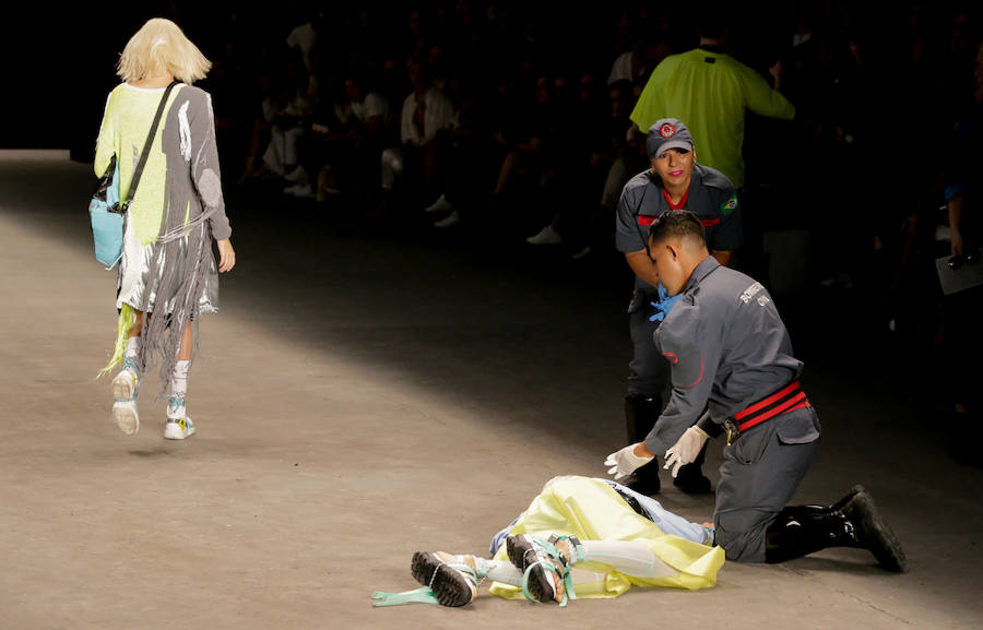 Tales Cotta, de 26 años, se desmayó en pleno desfile durante la Semana de la Moda de Sao Paulo