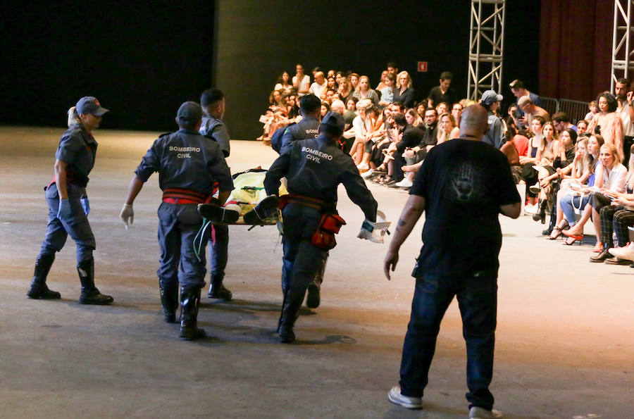 Tales Cotta, de 26 años, se desmayó en pleno desfile durante la Semana de la Moda de Sao Paulo