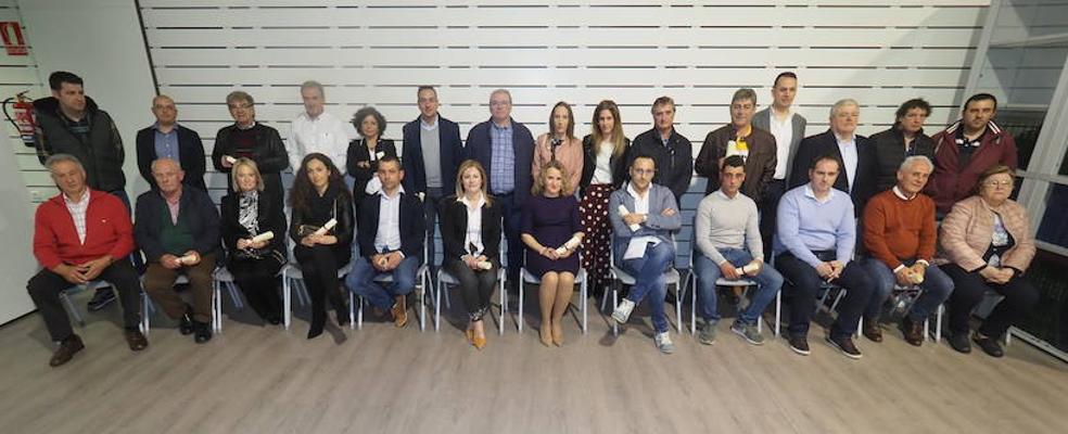 Foto de familia de los representantes de todas las panaderías que recibieron el diploma. 