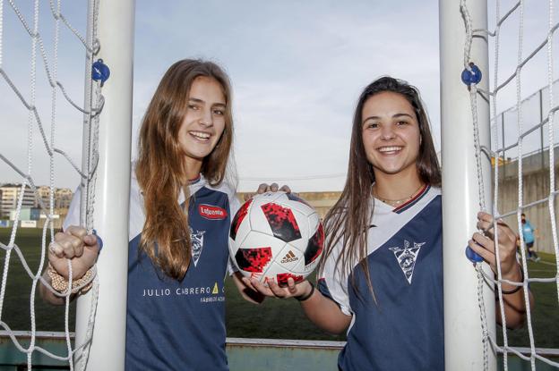 Eva (izquierda) y Jimena llevan en el fútbol toda la vida juntas y ahora cruzarán el charco de la mano