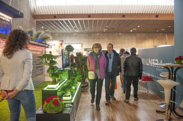 Dos asistentes se interesan por Jardinería Diego, una imagen recurrente a lo largo de la feria.