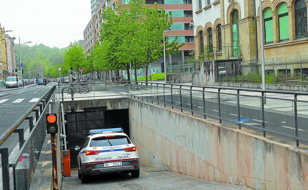 Un coche patrulla de la Ertzaintza accede al sótano del Palacio de Justicia en el traslado de uno de los detenidos. 