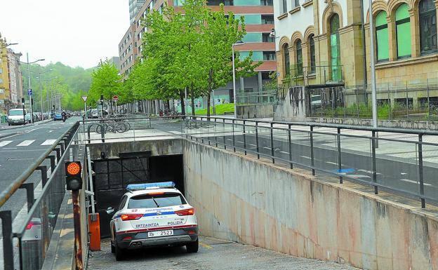 Un coche de policía entra en los juzgados donde han sido trasladados los detenidos 