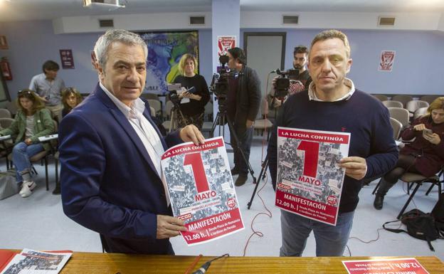 Los secretarios generales de UGT Mariano Carmona (derecha) y de CC OO, Carlos Sanchez, han presentado esta mañana los actos del 1º de Mayo.