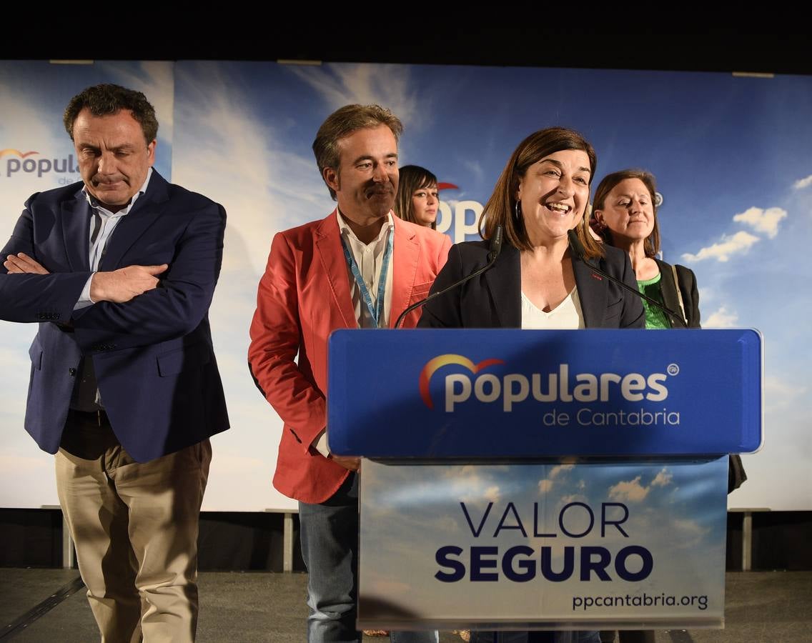 Maria José Sáenz de Buruaga se dirige a los simpatizantes presnetes en la sede del PP