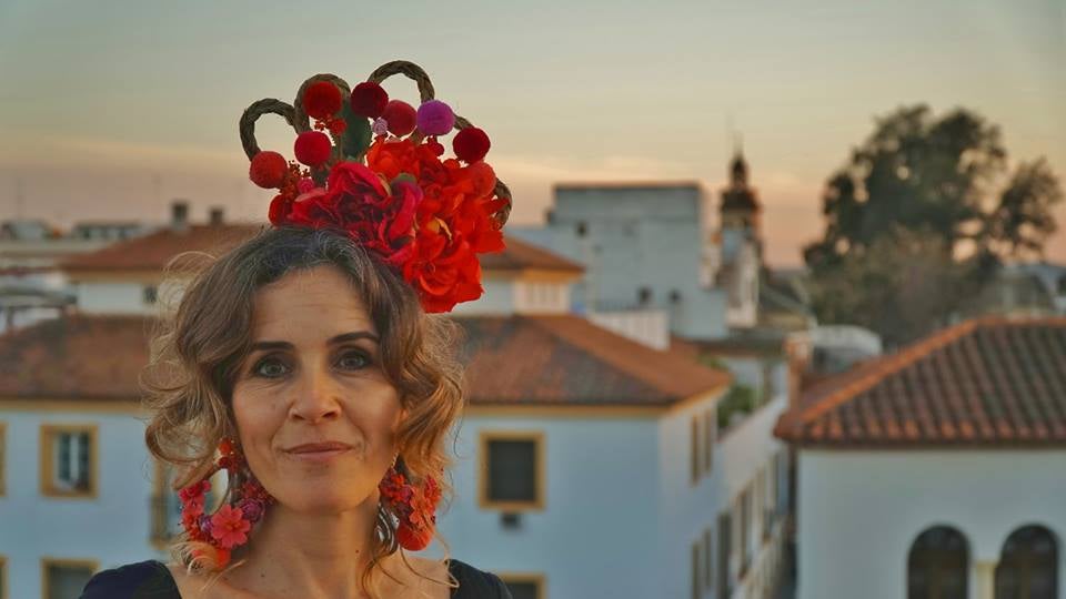 Carmen Muro y Cheward Román comenzaron en los mercadillos con sus tocados y coronas, que conquistaron a la actriz Sarah Jessica Parker