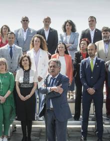 Imagen secundaria 2 - Arriba posando frente a las càmas y abajo con el hijo de Marcano